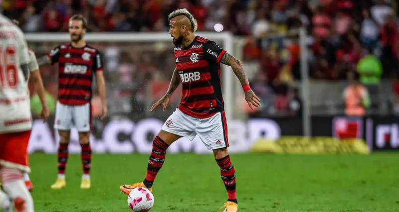 Após polêmica, Vidal usa redes sociais para desculpar-se no Fla: “Sei que às vezes meu temperamento me vence”