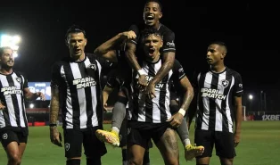Botafogo vence o Bangu por 2 a 0 e assume a liderança do Campeonato Carioca