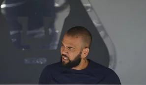 O jornal “El Periódico” da Espanha afirma que o jogador Daniel Alves, não estava no banheiro quando vítima entrou
