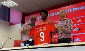 Luiz Adriano foi apresentado no Inter e demonstrou emoção ao retornar ao clube que o revelou após 16 anos