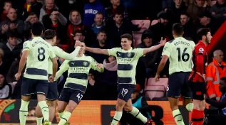 O Manchester City goleou o Bournemouth por 4 a 1 em jogo da 25ª rodada do Campeonato Inglês e segue na cola do Arsenal