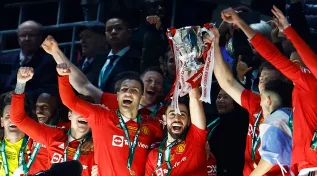 Manchester United voltou a levantar um troféu. o time do técnico Eric ten Hag derrotou o Newcastle por 2 a 0, e conquistou a Copa da Liga Inglesa