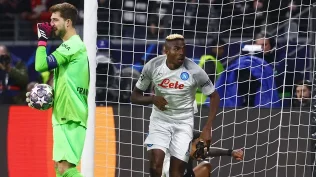 O Napoli venceu o Eintracht Frankfurt por 2 a 0 no jogo de ida das oitavas de final da Champions League