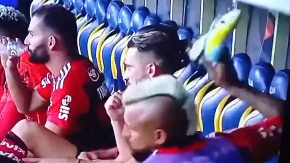 Everton Ribeiro ameniza, mas comenta posturadamente polêmica de Vidal: “Sabemos que não é o momento”