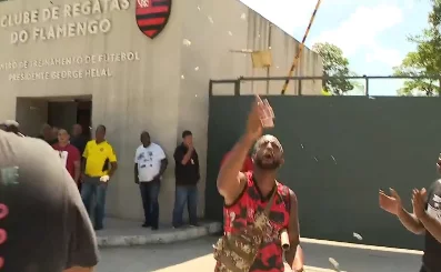 Torcedores do Flamengo protestam em frente o Ninho do Urubu: ‘Time sem vergonha’