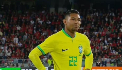 Com gritos de olé, a seleção brasileira perdeu para a seleção de Marrocos por 2 a 1.