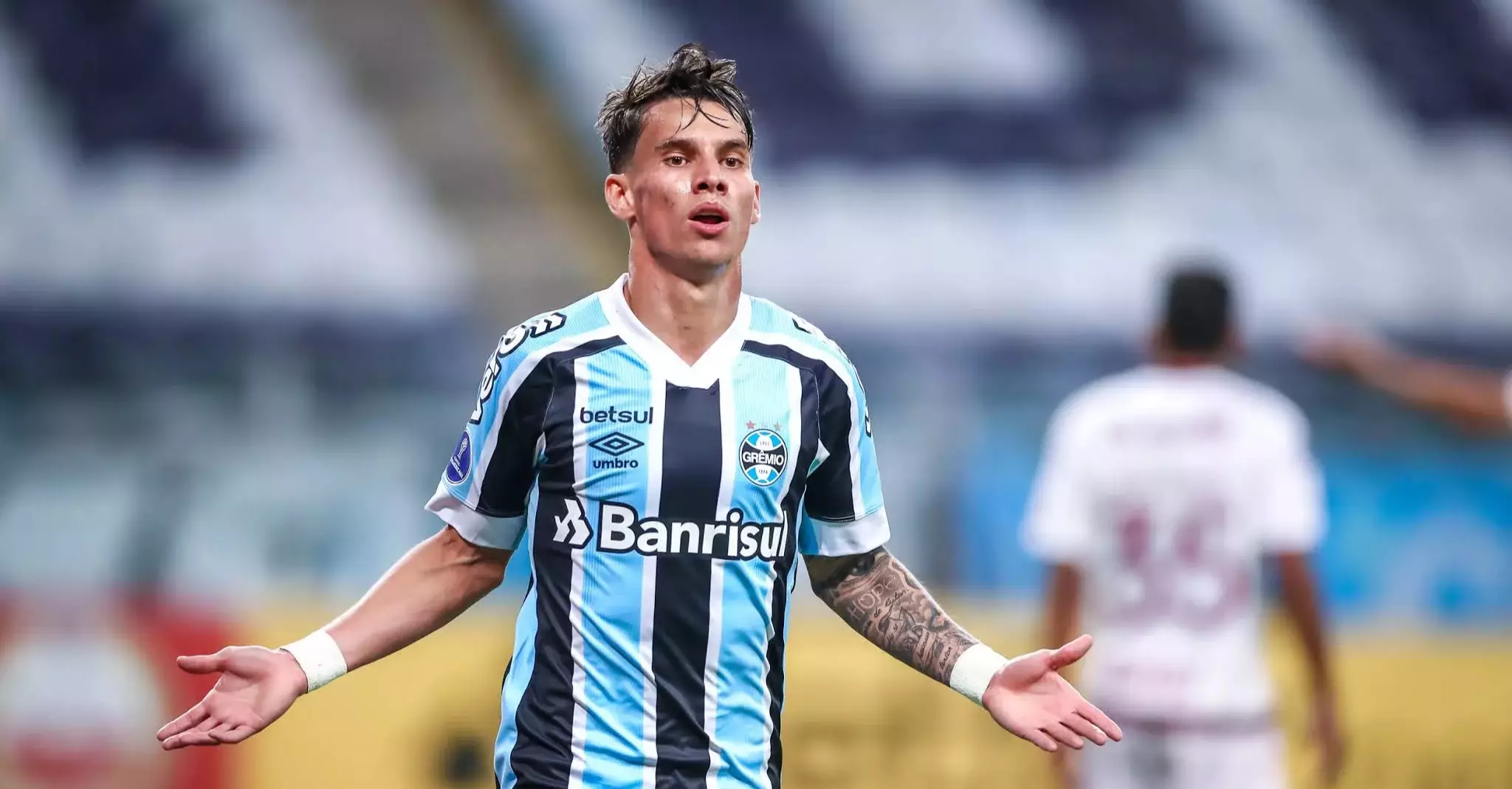 Atacante do Grêmio pode ser suspenso de atividades profissionais no futebol após postagem em rede social. Leia!