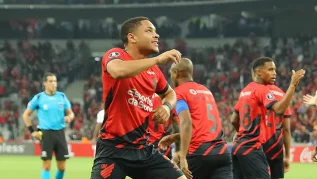 Athletico-PR vence Atlético-MG por 2 a 1 em casa e mantém rival na lanterna do grupo G da Libertadores