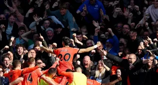 O Brighton venceu o Chelsea por 2 a 1 de virada neste sábado, no Stamford Bridge