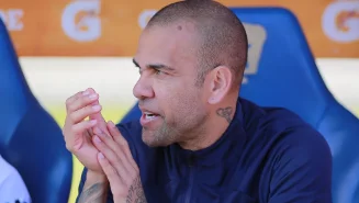 Dani Alves depõe em Barcelona e justifica troca de versão em acusação de estupro