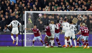Liverpool vence West Ham  por 2 a 1 de virada e sobe na Premier League
