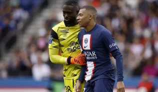 Gol malandro de Mbappé lembra Ronaldo Fenômeno contra o Bahia em 1993