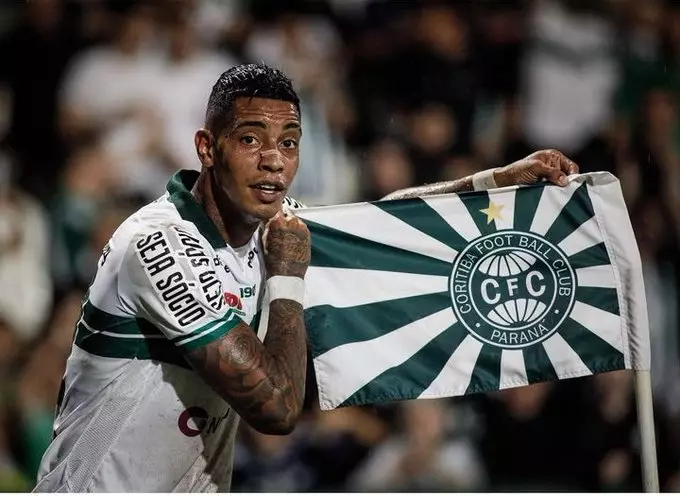 O jogador Alef Manga retorna ao elenco principal do Coritiba após depor ao MP. Entenda!