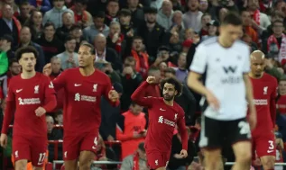 Liverpool vence o Fulham por 1 a 0 e se aproxima do G-4 da Premier League