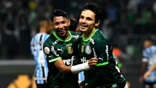 Palmeiras goleia Grêmio por 4 a 1 e assume liderança do Brasileirão Série A