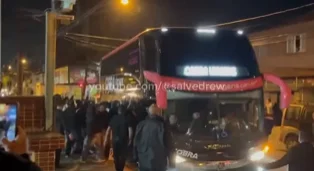Delegação do Corinthians é alvo de protesto em Santos e retorna para São Paulo. veja!