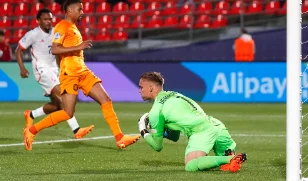 Bart Verbruggen, o guarda-redes que faz ‘bolos’ na Premier e bate recorde há 35 anos. veja!