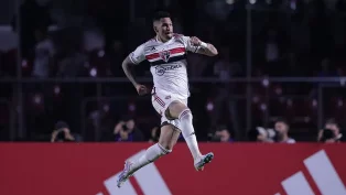 São Paulo vence Athletico-PR por 2 a 1 de virada e cola no G4 do Brasileirão Série A. veja!