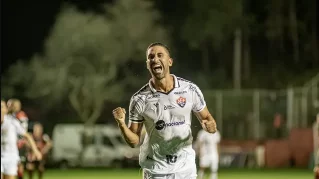 Vitória derrota o Ituano por 3 a 0 e segue líder isolado da Série B