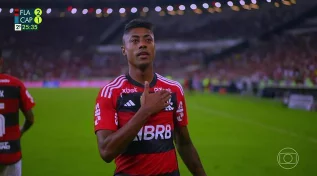 Flamengo vence o Athletico-PR por 2 a 1 de virada e tem vantagem nas quartas da Copa do Brasil