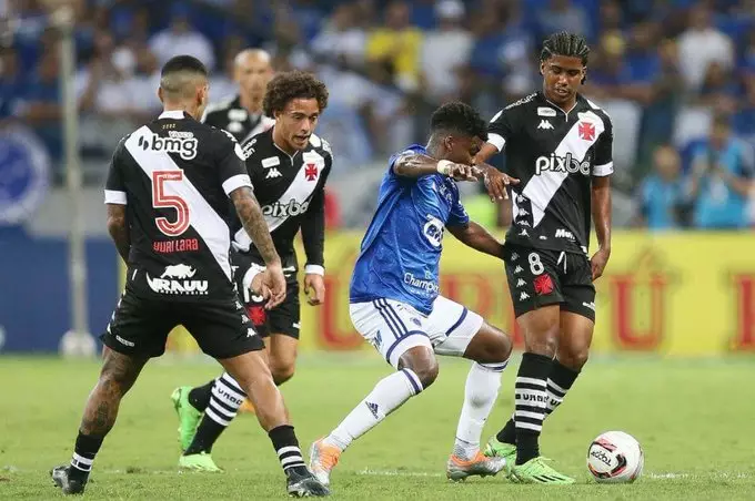 Vasco e Cruzeiro travam duelo crucial no Brasileirão. Entenda!