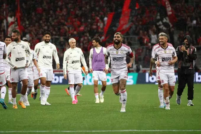 Flamengo vence e avança, mas protesta contra arbitragem e proíbe entrevistas. Entenda!