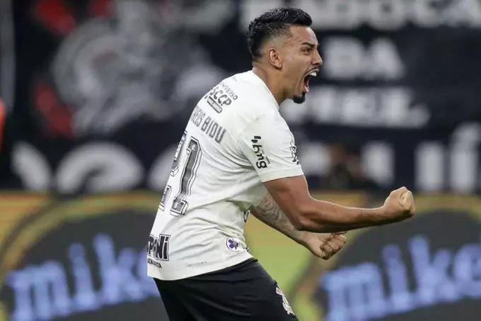 Jogador do Corinthians enfrenta ofensas e protesta após vitória. Entenda!