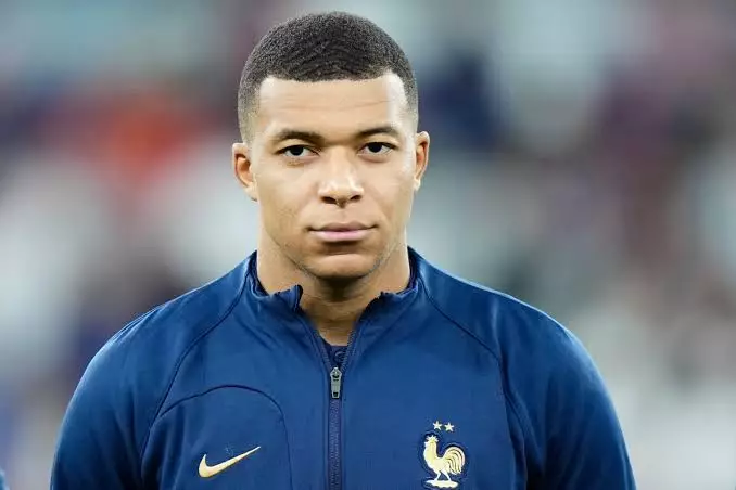 Mbappé à venda? PSG o corta da turnê no Japão. Entenda!