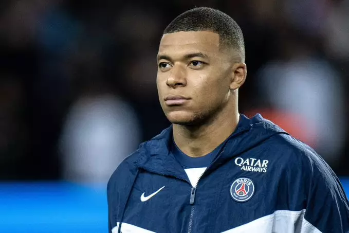 Kylian Mbappé mantém o sorriso e interage com torcedores após ser afastado da pré-temporada do PSG. Entenda!