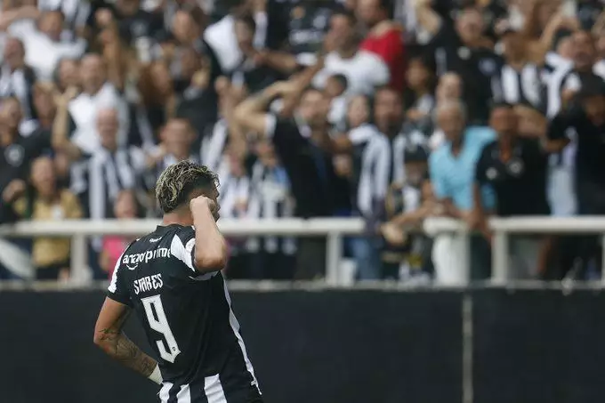 Atuação arrasadora do Botafogo garante vitória por 4 a 1 sobre o Coritiba e reforça liderança no Brasileirão. Entenda!