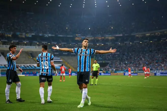 Suárez enfrenta fase de seca de gols após decisão sobre futuro no Grêmio. Entenda!
