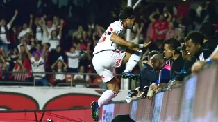 O São Paulo goleou o Santos por 4 a 1, entrou no G-4 e deixa rival perto da zona de rebaixamento. Confira!