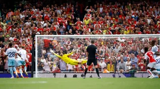 Arsenal vence o Nottingham Forest por 2 a 1 na estreia da Premier League.