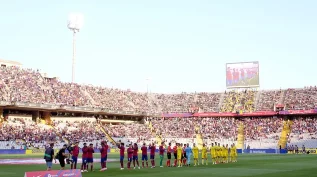 Barcelona fura retranca no fim e vence Cádiz por 2 a 0 a primeira vitoria no Campeonato Espanhol