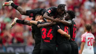 Bayer Leverkusen estreia no Campeonato Alemão com vitória sobre o RB Leipzig por 3 a 2 em jogo de cinco gols; veja!