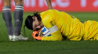 Cássio brilha nos pênaltis, Corinthians bate Estudiantes e vai à semi da Sul-Americana.