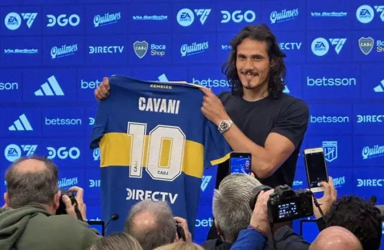 Cavani é recebido com festividade pelos torcedores do Boca Juniors e assume a camisa 10 de Maradona. Entenda!