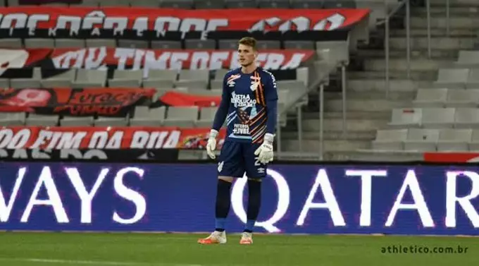 Inter de Milão demonstra interesse em Bento, goleiro do Athletico-PR, após recusar oferta milionária do Benfica. Entenda!