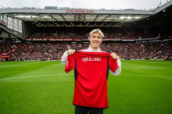 Manchester United contrata promessa dinamarquesa Rasmus Hojlund em contrato milionário. Entenda!