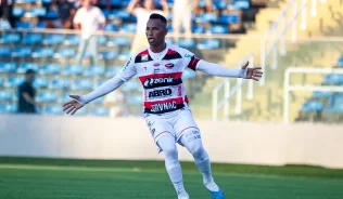 41 anos, 20 gols em 2023: quem é o artilheiro que superou o alcoolismo para viver a melhor fase da carreira. veja!