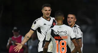 Vasco vence o Grêmio por 1 a 0 em São Januário e respira no Brasileirão.