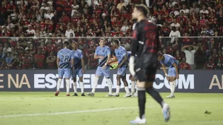 Athletico-PR domina e vence com facilidade Flamengo por 3 a 0 em Cariacica. veja!