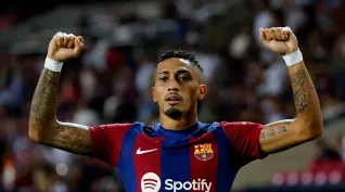 Barcelona goleia o Betis por 5 a 0, com gol de Raphinha e brilho de João Félix