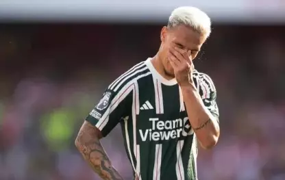 Antony, do Manchester United, afastado dos treinos enquanto enfrenta investigação por agressão. Entenda!