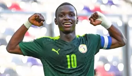Amara Diouf, aos 15 anos, faz estreia histórica pela seleção do Senegal. Entenda!