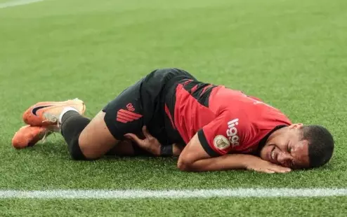 Atacante Vitor Roque sofre lesão grave e pode afetar transferência para o Barcelona. Entenda!