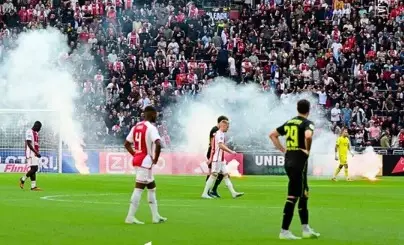 Clássico entre Ajax e Feyenoord será retomado sem espectadores após incidentes no estádio. Entenda!
