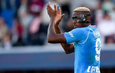 Escândalo no Napoli: Publicações no TikTok abalam reputação do clube e futuro de Osimhen em questão. Entenda!