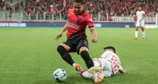 Vitor Roque não precisa de cirurgia no tornozelo, mas deve desfalcar o Athletico até o fim de 2023. Entenda!
