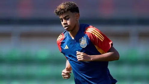 Jovem atacante do Barcelona, Lamine Yamal, abandona concentração da Seleção Espanhola devido a lesão. Entenda!